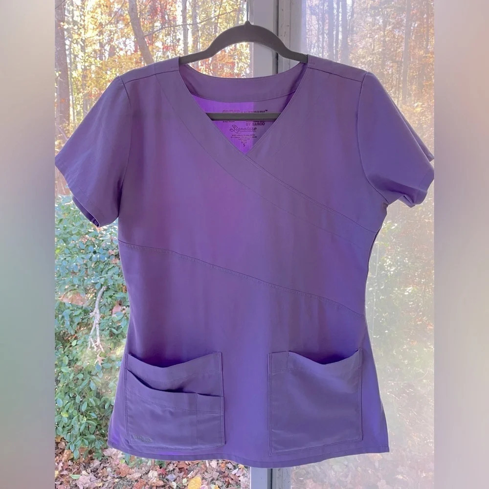 Grey’s Anatomy S light eggplant scrub top in EUC w/multi functioning pockets.